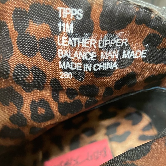 Betsey Johnson bootie with platform. - Picture 7 of 7